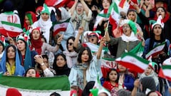 Las iraníes disfrutan por primera vez del fútbol en las tribunas