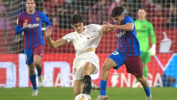 Sevilla&#039;s Spanish midfielder Juan Luis Sanchez Velasco (L) vies with Barcelona&#039;s Moroccan forward Abde Ezzalzouli during the Spanish league football match between Sevilla FC and FC Barcelona at the Ramon Sanchez Pizjuan stadium in Seville on Dec