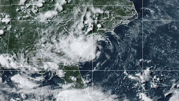 Esta imagen de sat&eacute;lite proporcionada por la Administraci&oacute;n Nacional Oce&aacute;nica y Atmosf&eacute;rica muestra a la tormenta tropical Danny tocando tierra a lo largo de la costa este el lunes 28 de junio de 2021 a las 2140 GMT (5:40 p.m. ET). 