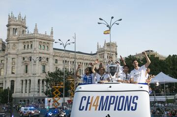 El autobús del Real Madrid en la Plaza de Cibeles. 