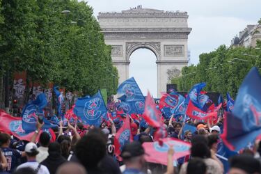 Los parisinos celebran por todo lo alto la Champions del PSG. Cientos de personas esperan el autobús de su equipo para festejar con ellos su primera Champions League.