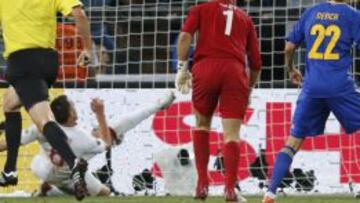 Euro 2012. En el Ucrania-Inglaterra hubo pol&eacute;mica por un gol de Devic que sac&oacute; de dentro Terry.
 