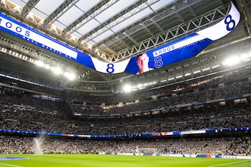 Toni Kroos, recibe el reconocimiento de los jugadores de ambos equipos y aficionados en el estadio Santiago Bernabéu.