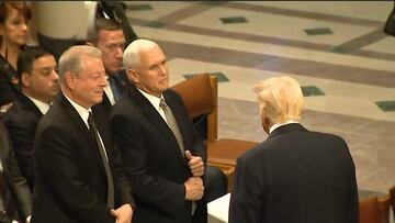 El frio saludo entre Mike Pence y Donald Trump