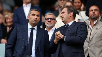 Khaldoon Al Mubarak y Ferran Soriano antes de un partido del Manchester City.