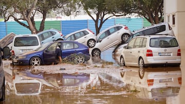 Varios vehículos amontonados tras el paso de la DANA en Valencia.