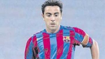 Xavi dirige la orquesta azulgrana. Maneja el balón con criterio, bascula el juego, elige bien la jugada y marca los ritmos
