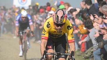 El ciclista belga Wout Van Aert rueda por delante de Mathieu Van Der Poel en el tramo de pavés de Carrefour de l'Arbre en la París-Roubaix.