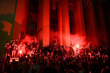 Los seguidores del PSG se congregaron en masa en el centro de París tras la victoria por 5-0 ante el Inter. Las celebraciones incluyeron fuegos, bengalas y banderas.