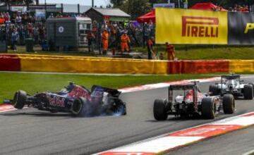 Carlos Sainz tuvo que abandonar por un pinchazo.