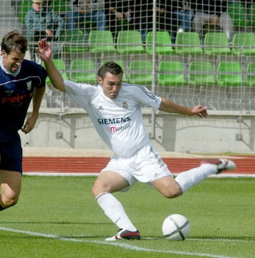 El delantero andaluz disput¨® su primera temporada como profesional (2002-03) en el Real Madrid ¡®C¡¯. La siguiente temporada fue cedido al C.F. Fuenlabrada donde tuvo una destacada participaci¨®n que le sirvi¨® para regresar a la entidad madridista y formar parte del Castilla que ascendi¨® a Segunda Divisi¨®n en la temporada 2004-05. Tras disputar la temporada 2005-06 en la categor¨ªa de plata del f¨²tbol espa?ol ficha por el Sporting de Gij¨®n. En total visti¨® la camiseta del Castilla en 56 ocasiones en las que marc¨® 9 goles.