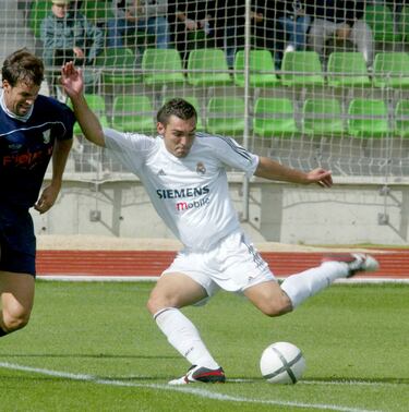 El delantero andaluz disputó su primera temporada como profesional (2002-03) en el Real Madrid ‘C’. La siguiente temporada fue cedido al C.F. Fuenlabrada donde tuvo una destacada participación que le sirvió para regresar a la entidad madridista y formar parte del Castilla que ascendió a Segunda División en la temporada 2004-05. Tras disputar la temporada 2005-06 en la categoría de plata del fútbol español ficha por el Sporting de Gijón. En total vistió la camiseta del Castilla en 56 ocasiones en las que marcó 9 goles. 