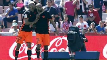 Zaza celebra con Abdennour uno de sus goles. 