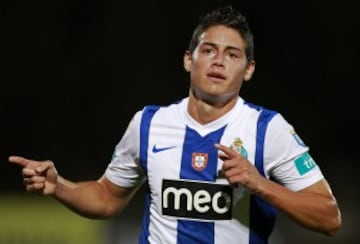 El 6 de julio de 2010 fue presentado como nuevo jugador del Futebol Clube do Porto con un contrato de cuatro años por 5,1 millones de euros