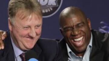 <b>AFABLE. </b>Sobre estas líneas, Magic sonríe junto a Larry Bird. Arriba a la derecha, con Justin Bieber.