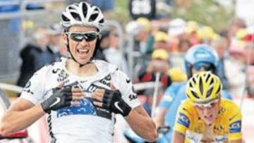 <b>PARA LOS SUYOS. </b>Alberto Contador entra en meta tocándose el pecho como dedicatoria a su familia.