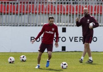 En el entrenamiento, Simeone dio pistas de los posibles titulares ante el Deportivo. 