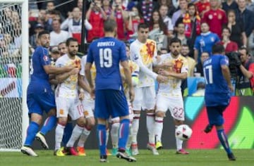 Chiellini marcó el 1-0 tras el rechace en este remate de falta de Eder.