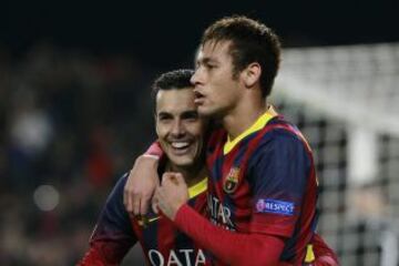 El delantero del FC Barcelona Pedro Rodríguez (i) celebra con su compañero, el delantero brasileño Neymar Jr. (d), el gol que acaba de marcar, el segundo de su equipo frente al Celtic de Glasgow, durante el partido correspondiente al sexto encuentro del Grupo H, de la Liga de Campeones que disputan hoy en el estadio Camp Nou.