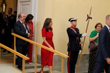 El ministro de Cultura y Deporte, Miquel Iceta, llega a la entrega acompañado de la Reina Letizia. 
