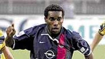 <B>UNA FIGURA</B>. Augustine Okocha es el conductor del mediocampo de Nigeria.