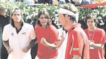 <b>ATURDIDO. </b>Juan Carlos Ferrero recibe los ánimos de sus compañeros en un difícil momento.