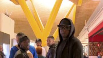 Los amigos de Benzema trataron de impedir que se grabara al delantero en Barajas.