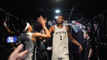 After returning from a concussion, Spurs’ DPOY Victor Wmebanyama looked ready to criticize the NBA when his microphone cut out. Here’s what he said before.