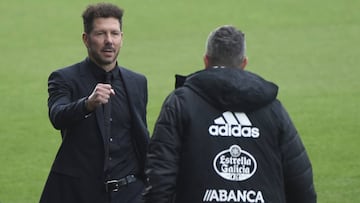 Simeone despidiéndose de Óscar en el partido con el Celta