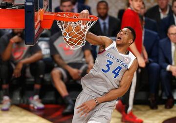 NEW ORLEANS, LA - FEBRUARY 19: Giannis Antetokounmpo #34 of the Milwaukee Bucks dunks the ball during the 2017 NBA All-Star Game at Smoothie King Center on February 19, 2017 in New Orleans, Louisiana. NOTE TO USER: User expressly acknowledges and agrees that, by downloading and/or using this photograph, user is consenting to the terms and conditions of the Getty Images License Agreement. Jonathan Bachman/Getty Images/AFP  == FOR NEWSPAPERS, INTERNET, TELCOS & TELEVISION USE ONLY ==