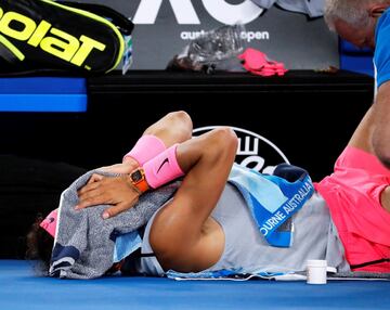 EPA2764. MELBOURNE (AUSTRALIA), 01/23/2018.- El tenista español Rafa Nadal recibe atención médica durante el partido contra el croata Marin Cilic en los cuartos de final del Abierto de Australia que se celebra en Melbourne (Australia) hoy, 23 de enero de 