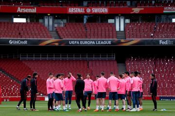 Diego Costa participó en el calentamiento y realizó los lanzamientos a portería, pero no estuvo al cien por cien. Normalidad en el resto de la plantilla de cara al partido contra el Arsenal.