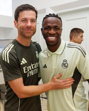Xabi Alonso posa con Vinicius Jr. en el hotel Four Seasons Palm Beach, en Florida.