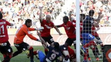 PENALTI. Ramis toca el bal&oacute;n con la mano en el &aacute;rea. Penalti y roja en el Mallorca-Atleti de la 11-12.