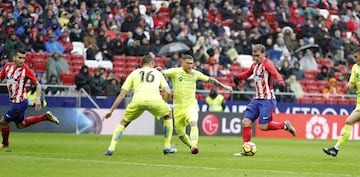 Griezmann centra para que Correa marque el 1-0.