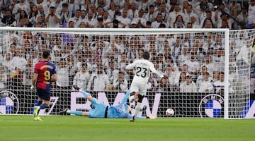 Por más que se estiró Lunin para evitar la anotación del polaco, poco pudo hacer para evitar el primer gol del Barça. 