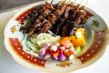 El Sate Kambing es una popular brocheta de carne de cabra o cordero marinada y asada a la parrilla, originaria de la gastronomía de Java, Indonesia. Se caracteriza por el uso de especias aromáticas, salsa de soja dulce (kecap manis), y su servicio acompañado tradicionalmente con salsa de cacahuete o una salsa de soja picante con chalotas y tomate.