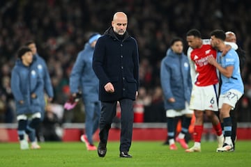 Pep Guardiola muy pensativo tras acabar el partido.