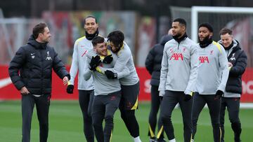 Soccer Football - Champions League - Liverpool Training - AXA Training Centre, Liverpool, Britain - December 9, 2024 Liverpool's Virgil van Dijk, Andrew Robertson, Dominik Szoboszlai, Cody Gakpo and Joe Gomez with physical performance coach Ruben Peetersduring training REUTERS/Phil Noble