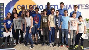 Ines Orselli, Jamar Wilson. Linda Ruben, Sitapha Savan&eacute;, Edgar Vicedo y Dar&iacute;a Brizuela con los alumnos de 1&ordm; de la ESO.