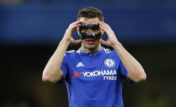 El jugador del Chelsea César Azpilicueta con máscara en 2016. 
