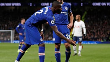 Antonio Rudiger lanzando un objeto fuera del terreno de juego en el choque contra el Tottenham.