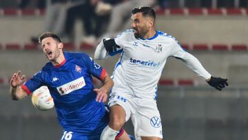 Markel Lozano, de la SD Amorebieta, y Enric Gallego, del CD Tenerife, durante un partido.