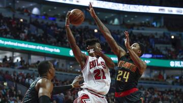 CHI21. CHICAGO (EE.UU.), 01/04/2017.- El jugador Jimmy Butler (c) de Bulls initenta un pase ante Kent Bazemore (d) de Hawks hoy, s&aacute;bado 1 de abril de 2017, durante un partido de baloncesto de la NBA disputado en Chicago, Illinois (EE.UU.). EFE/Kamil Krzaczynski