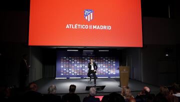 Diego Godín muy emocionado durante el acto de despedida.

