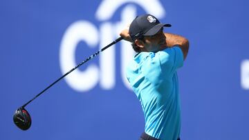 El piloto español de Fórmula 1 Carlos Sainz golpea la bola durante el All-Star de la Ryder Cup