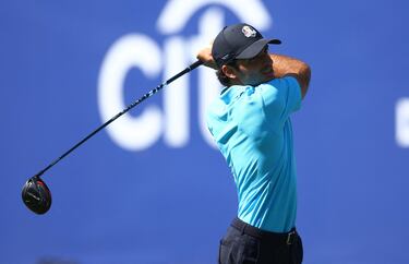 El piloto español de Fórmula 1 Carlos Sainz golpea la bola durante el torneo. 