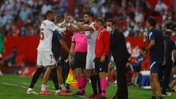 Rafa Mir sustituye a Youssef En Nesyri durante un partido con el Sevilla.