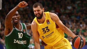 Nikola Mirotic, ante Haynes, en el partido entre el Zalgiris y el Bar&ccedil;a.