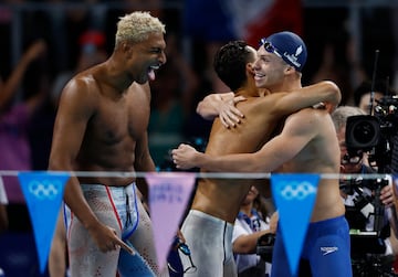 Léon Marchand se abraza con Clement Secchi ante Yohann Ndoye-Brouard.